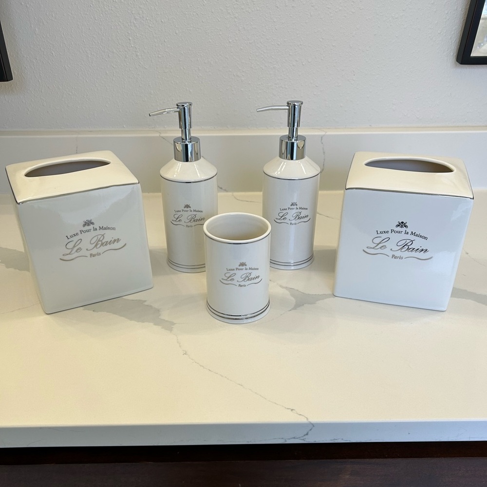 5 piece Kassatex bathroom accessories set